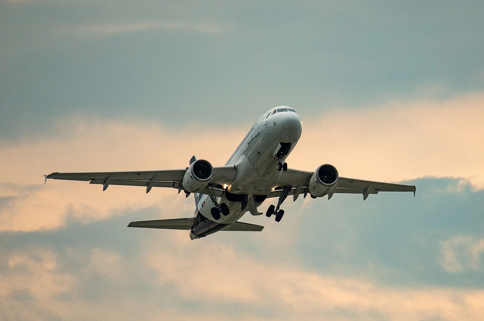 Avião em voo acima das nuvens