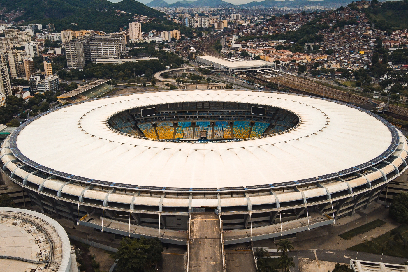 Estádio de futebol iluminado durante uma partida